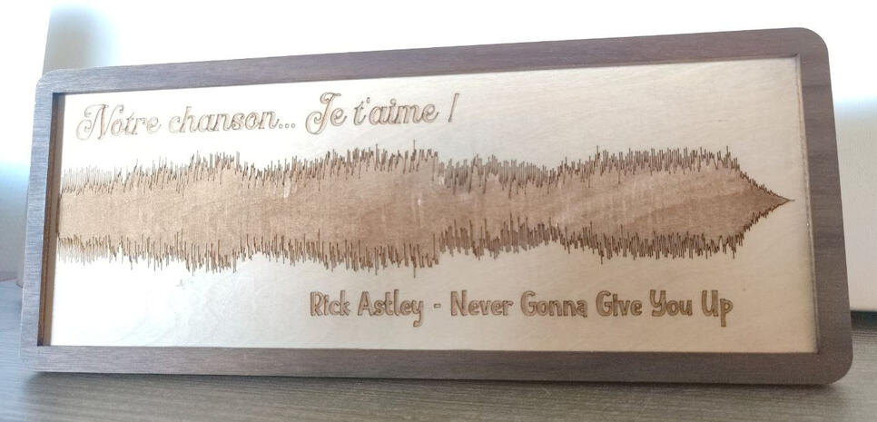 Onde sonore, gravure sur cerisier, cadre en noyer